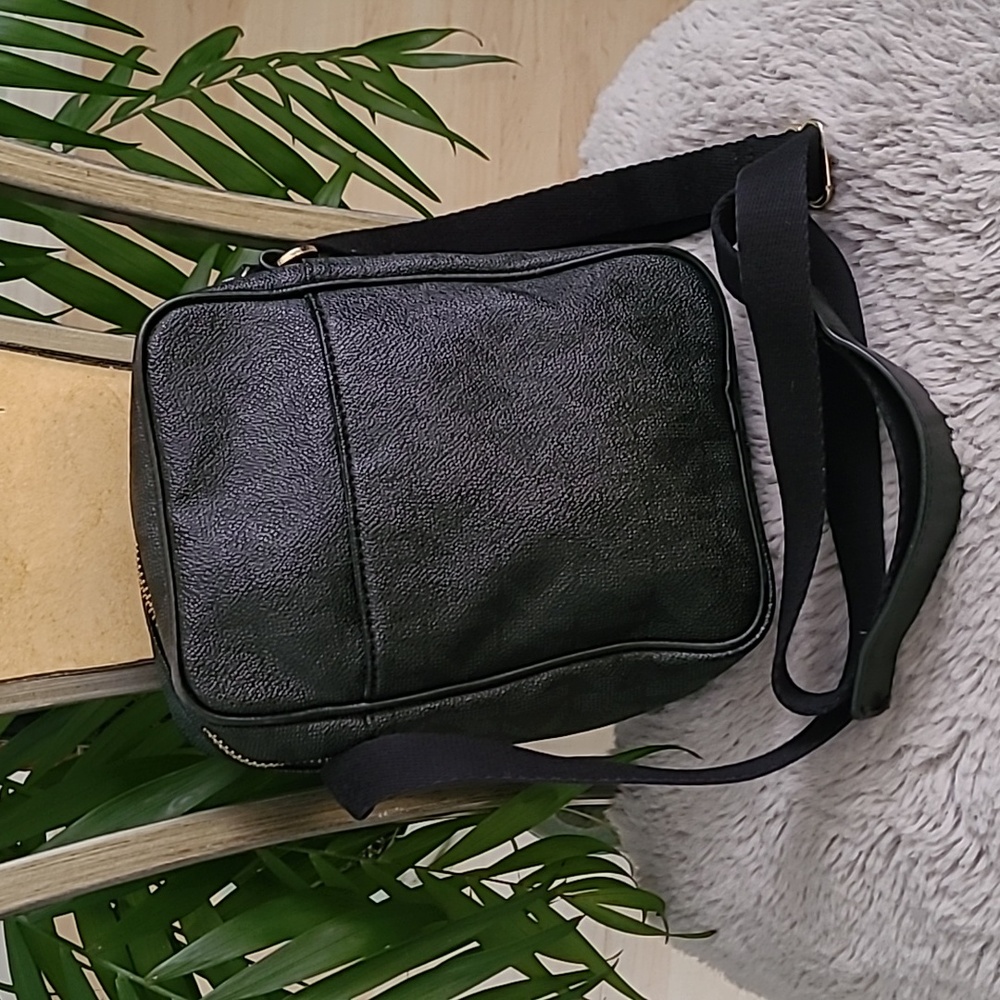 Michael Kors Leather Messenger Bag ❤️ - Picture 4 of 8